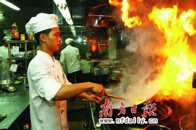 炎热的夏季你还在为要在厨房中忍受烟熏火烤之苦烦恼吗？